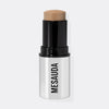 Ein silber-schwarzer Make-up-Stick mit dem leicht herausgedrehten The Mood Contrast 101 Light von Mesauda vor weißem Hintergrund.