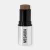 Ein silber-schwarzer Make-up-Stick mit dem leicht herausgedrehten The Mood Contrast 103 Dark von Mesauda vor weißem Hintergrund.