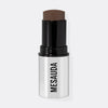 Ein silber-schwarzer Make-up-Stick mit dem leicht herausgedrehten The Mood Contrast 104 Deep von Mesauda vor weißem Hintergrund.