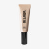 Eine beigefarbene Mesauda Beauty Dew Shield-Tube mit schwarzer Kappe steht aufrecht auf einem weißen Hintergrund.
