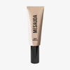 Beigefarbene Tube von Mesauda Beauty Dew Shield mit schwarzer Kappe, aufrecht stehend auf weißem Hintergrund.