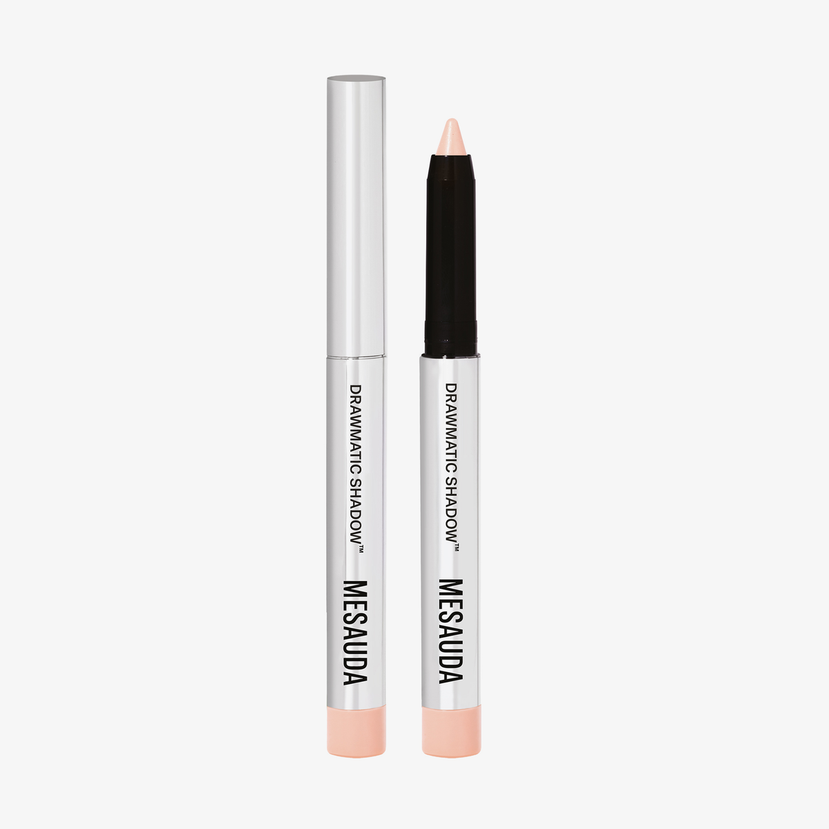 Silberner Mesauda Drawmatic Shadow Stift in der Farbe Meringue, einer mit Kappe geschlossen, einer offen mit sichtbarer Mine.