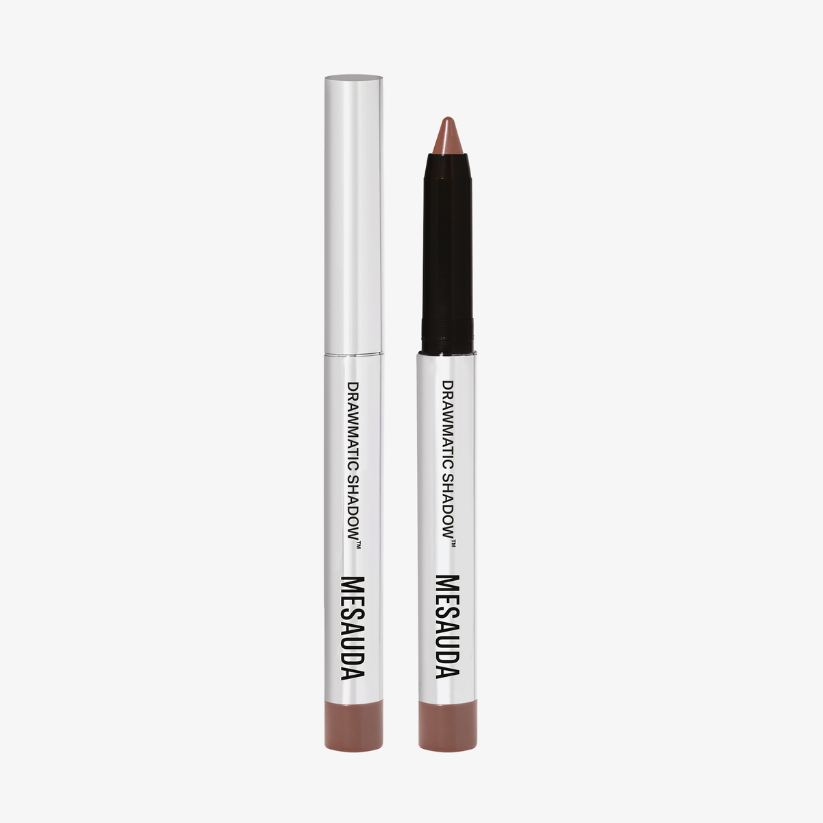 Silberner Mesauda Drawmatic Shadow Stift in der Farbe Rich, einer mit Kappe geschlossen, einer offen mit sichtbarer Mine.