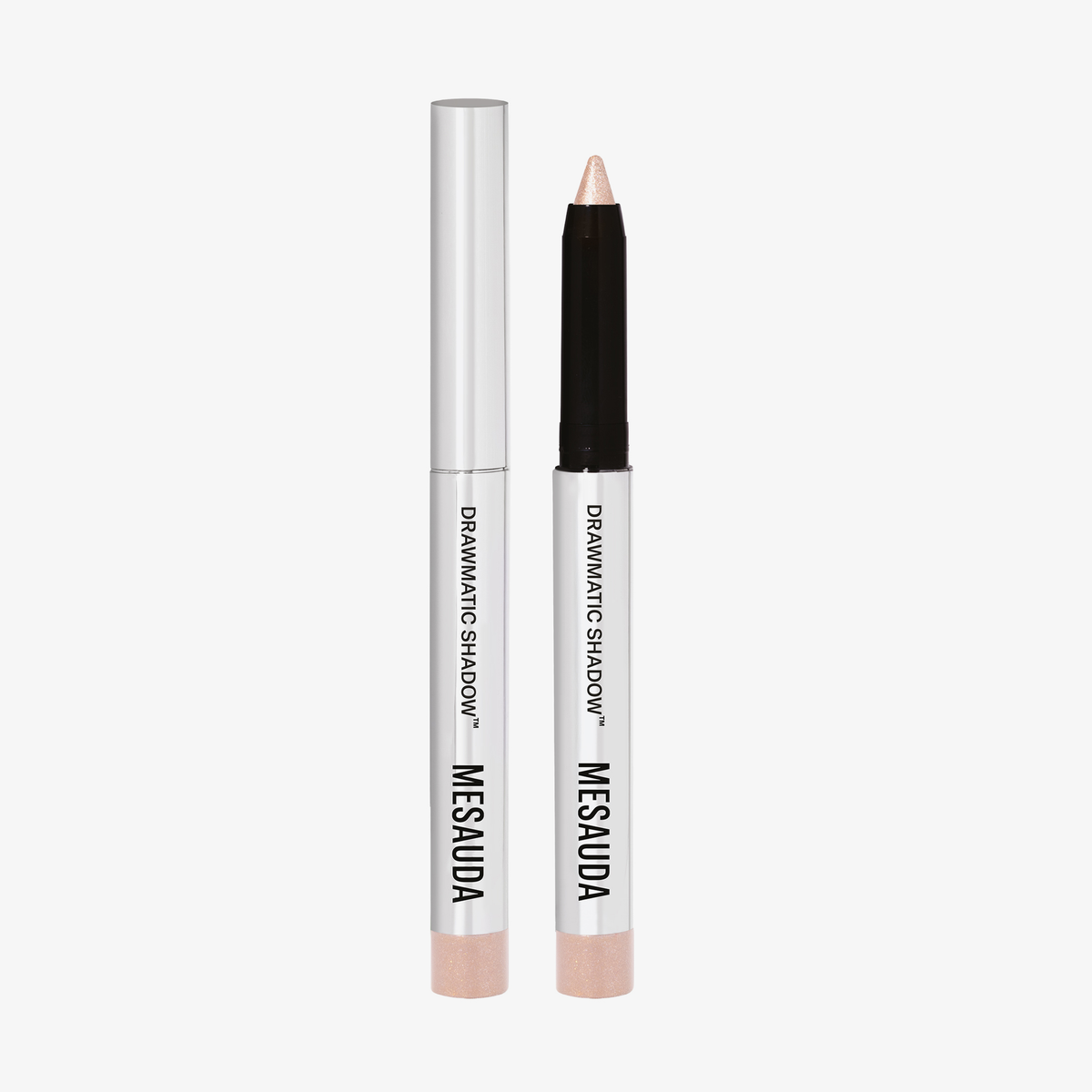 Silberner Mesauda Drawmatic Shadow Stift in der Farbe Angel, einer mit Kappe geschlossen, einer offen mit sichtbarer Mine.
