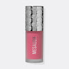 Die Flasche Flush of Blush Petal Pink von Mesauda mit silbergemustertem Deckel und pinkem Inhalt.

