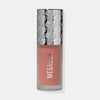 Die Flasche Flush of Blush Soft Mauve von Mesauda mit silbergemustertem Deckel und entsättigtem pfirsichfarbenem Inhalt.