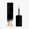 Der Galactic Shadow Flüssigliedschatten von Mesauda Beauty in einer rechteckigen Tube mit dem Deckel und Applikator daneben.
