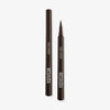 Zwei Abbildungen des braunen Ink Liner Brownie Eyeliner-Stiftes; einmal ohne Kappe und einmal mit vor weißem Hintergrund.