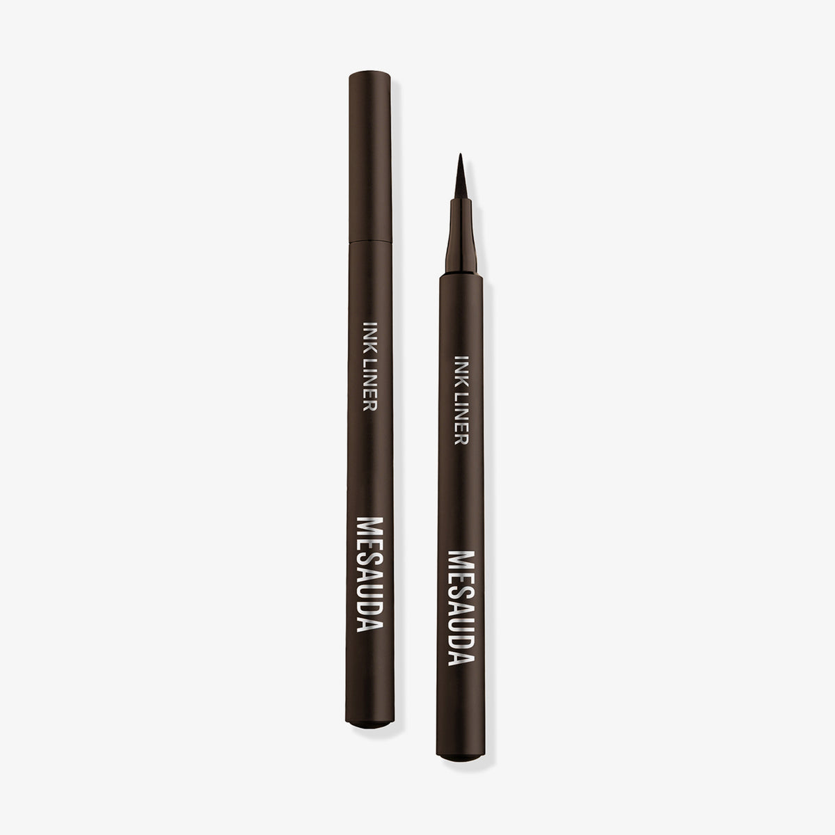 Zwei Abbildungen des braunen Ink Liner Brownie Eyeliner-Stiftes; einmal ohne Kappe und einmal mit vor weißem Hintergrund.