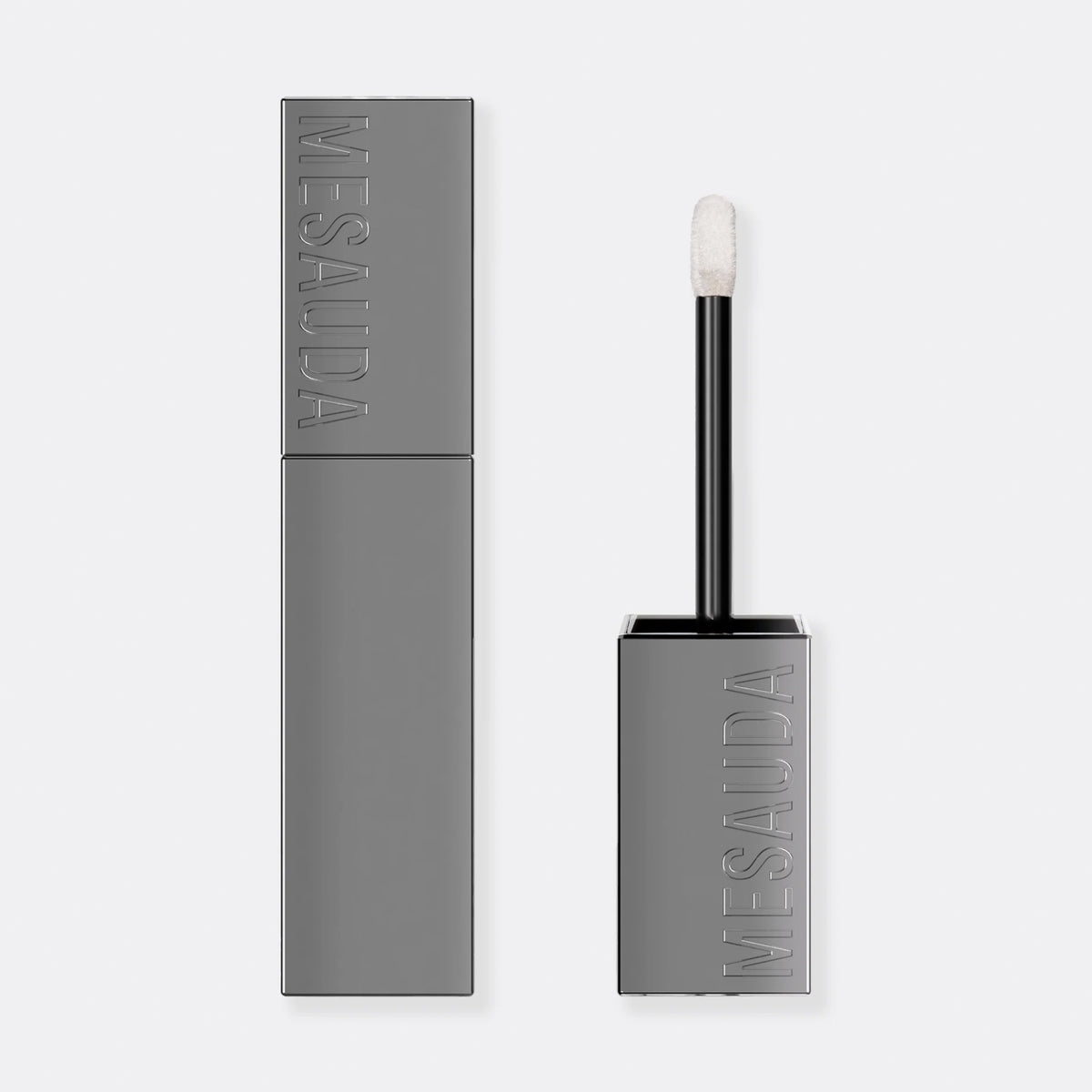 Eckige graue LIP PHENOM™ Lipgloss-Tube von Mesauda Beauty, eine geschlossen und eine geöffnet, um den Applikatorstab freizulegen.