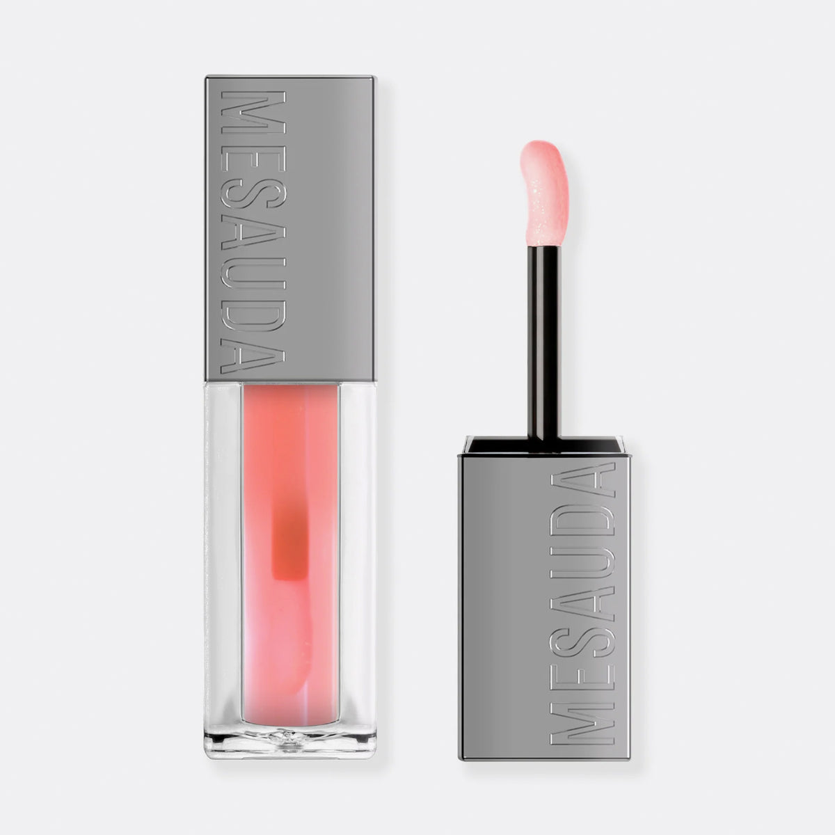 Ein rosafarbener Mesauda Beauty LIPOILOGY™ Lipgloss mit einer silbernen Kappe und einem Applikator, beide mit der Aufschrift Mesauda versehen, auf weißem Hintergrund.