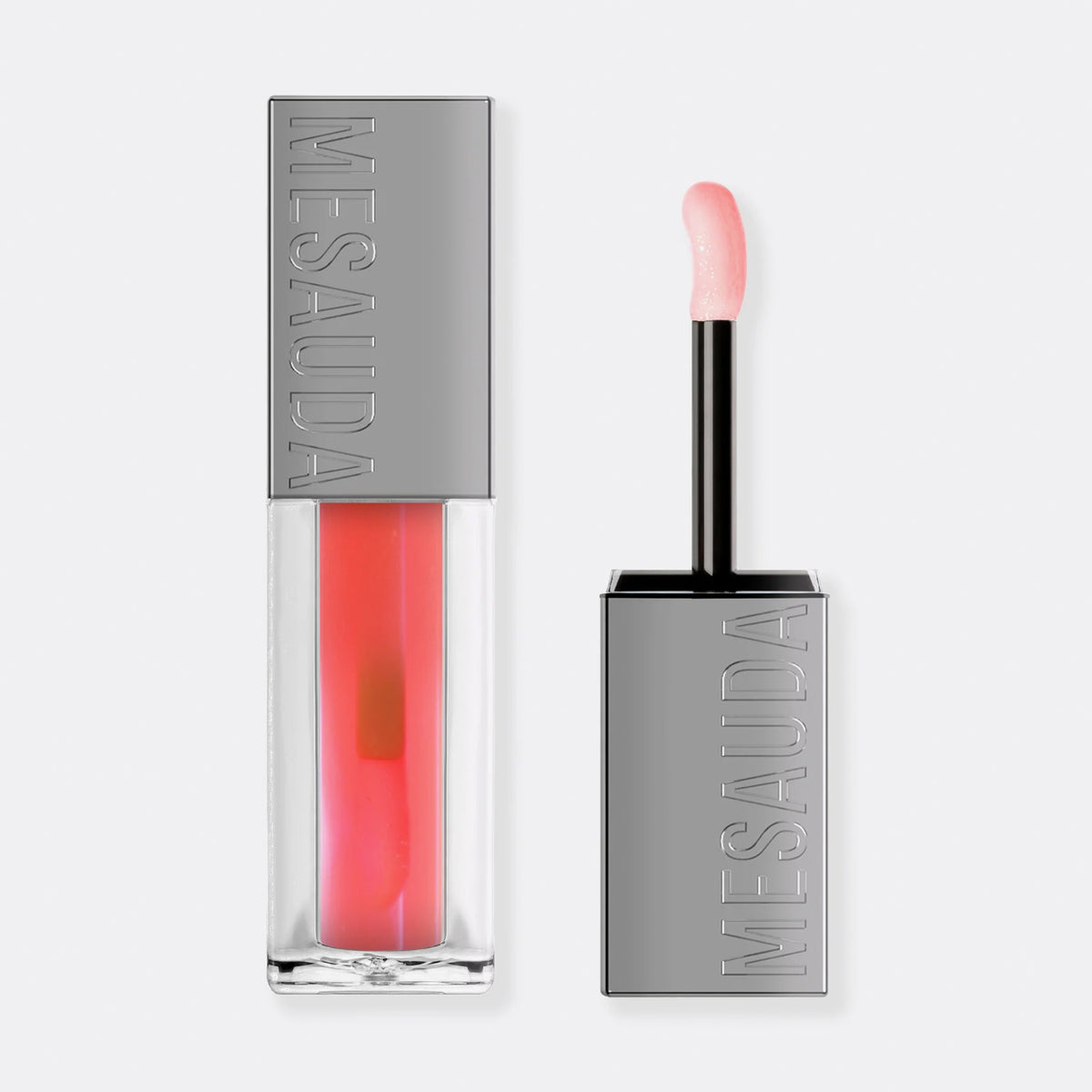 LIPOILOGY™ von Mesauda Beauty ist ein rosafarbener flüssiger Lipgloss in einer durchsichtigen Tube mit einer silbernen Kappe.