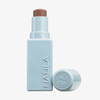 Ein hellblauer NABLA Cosmetics Contour Stick mit abgenommener Kappe, die das braune Produkt im Inneren offenbart.