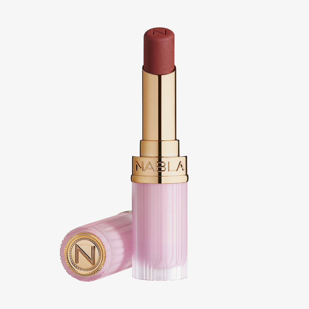 Der Beyond Blurry Lipstick in der Farbe afrodite wird in einer rosa-goldenen Tube mit ausgefahrenem Lippenstift und daneben platzierter Kappe gezeigt.