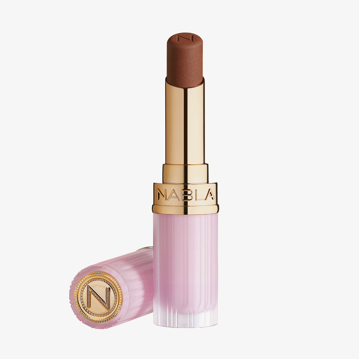 Der Beyond Blurry Lipstick in der Farbe saint wird in einer rosa-goldenen Tube mit ausgefahrenem Lippenstift und daneben platzierter Kappe gezeigt.