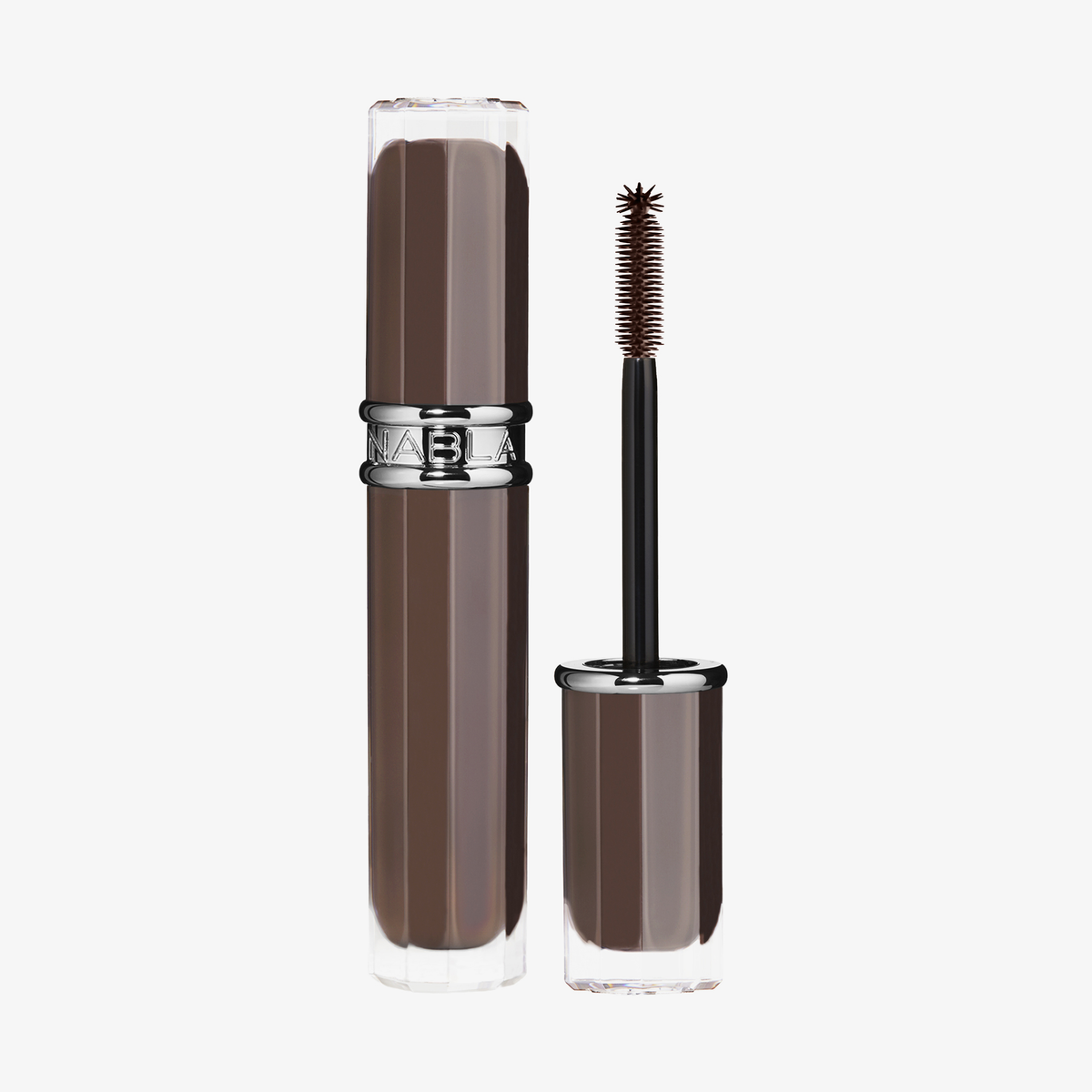 NABLA Cosmetics Beyond Bold Mascara in Braun, mit dem Applikator neben der Tube auf weißem Hintergrund abgebildet.