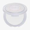 Ein NABLA Close-Up Blotting Pressed Powder Compact in Weiß. 
