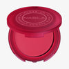 Ein offenes, rotes Kompaktetui mit NABLAs Close-Up Blurring Powder Blush in der Farbe endorphin.