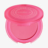 Ein offenes, rotes Kompaktetui mit NABLAs Close-Up Blurring Powder Blush in der Farbe lucky rose.