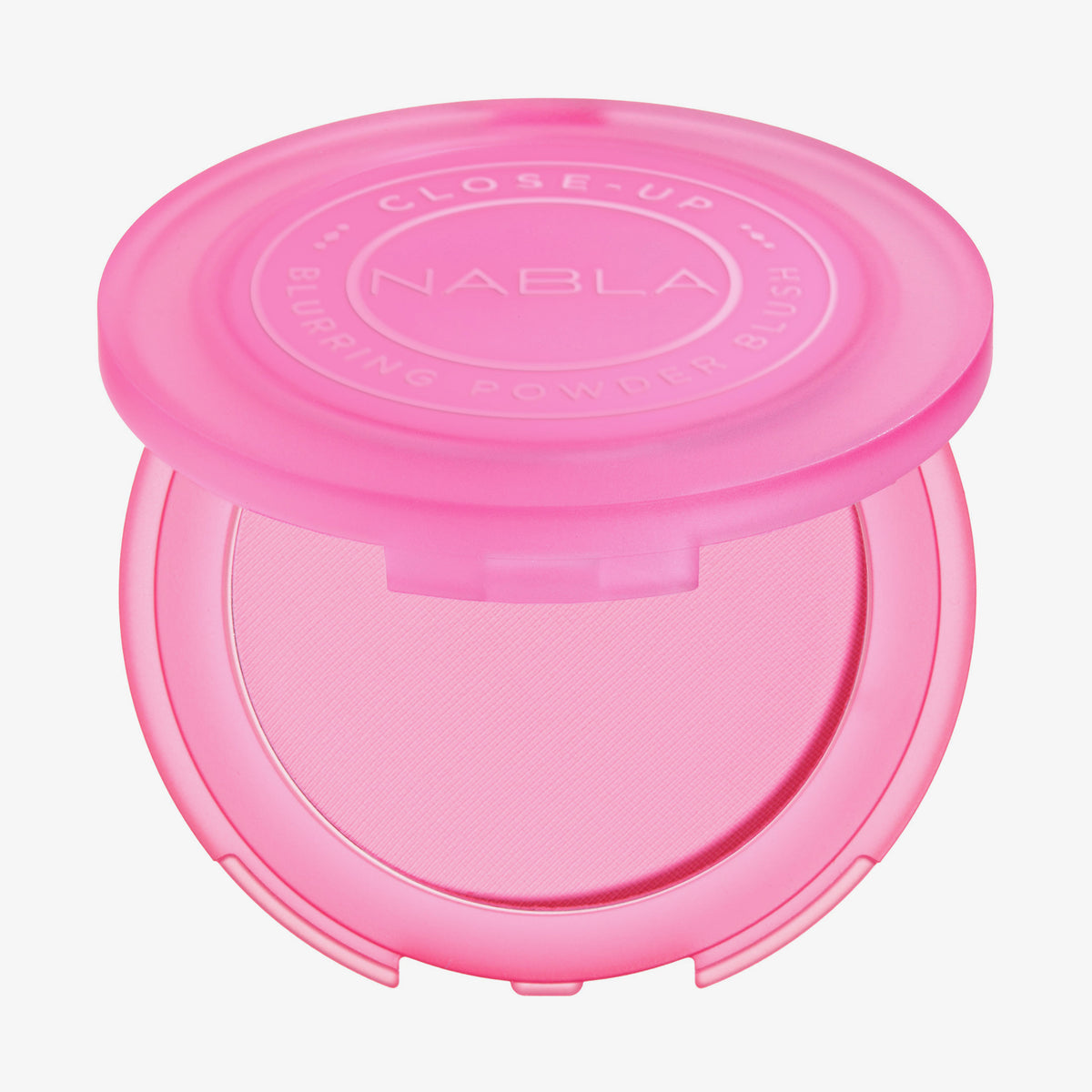 Ein offenes, rotes Kompaktetui mit NABLAs Close-Up Blurring Powder Blush in der Farbe petite.