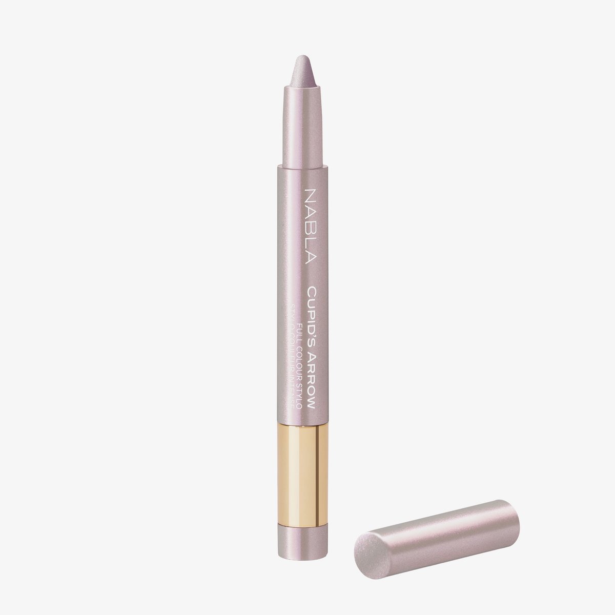 Ein silber schimmernder NABLA Cupid’s Arrow Augenstift in der Farbe Everglow mit goldener Basis und abgenommener Kappe vor weißem Hintergrund.