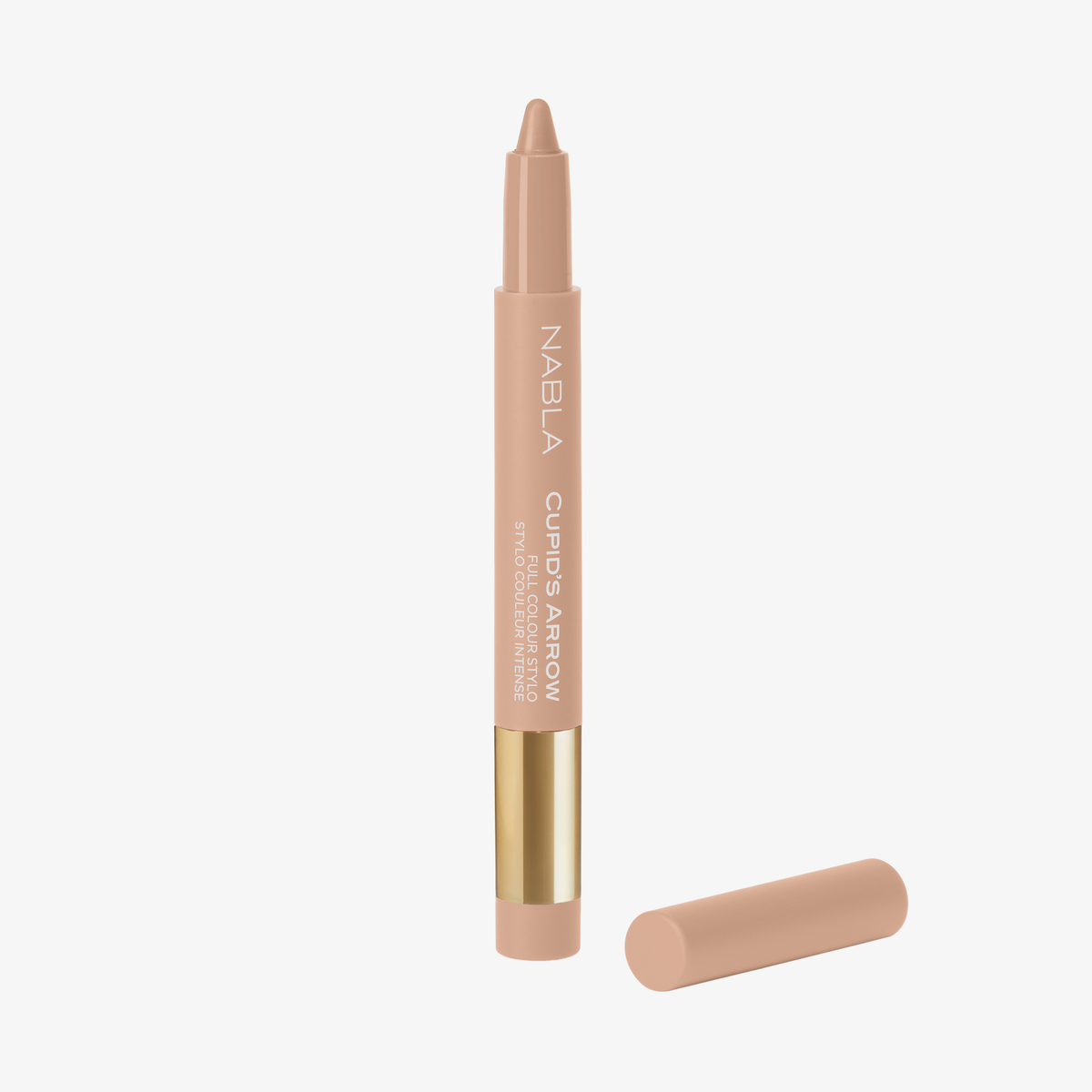 Cupids Arrow Longwear Stylo von NABLA Cosmetics steht aufrecht, mit abgenommener Kappe, in Beige mit einem goldenen Akzent auf weißem Hintergrund.