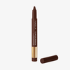 Ein brauner NABLA Cosmetics Cupids Arrow Longwear Stylo ohne Kappe, aufrecht stehend auf weißem Hintergrund.