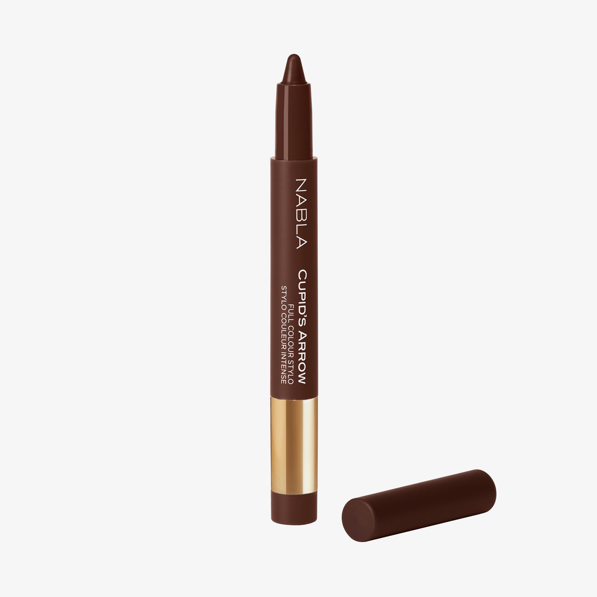 Ein brauner NABLA Cosmetics Cupids Arrow Longwear Stylo ohne Kappe, aufrecht stehend auf weißem Hintergrund.