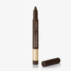 Dunkelbrauner Jumbo-Stift von NABLA mit goldener Banderole und abgeschraubter Kappe. Produktname „Cupid’s Arrow“ ist seitlich in Weiß aufgedruckt.