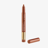 Ein brauner NABLA Cosmetics Cupids Arrow Longwear Stylo Arrow Shine Eyeliner, ohne Verschluss, auf weißem Hintergrund.