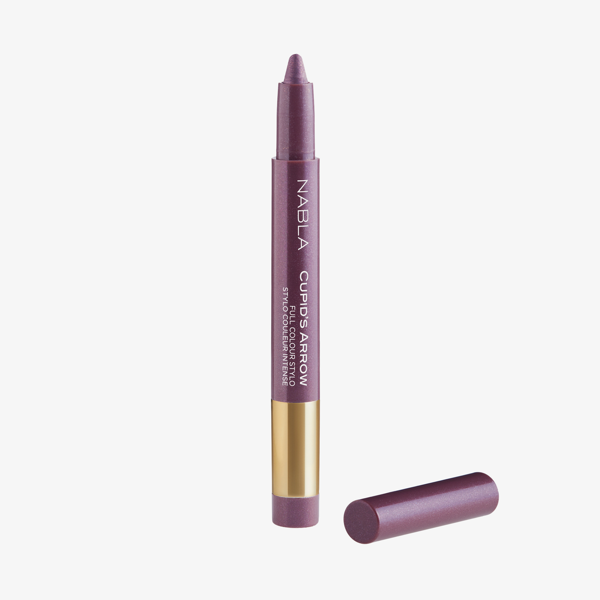 Ein lilafarbener NABLA Cosmetics Cupids Arrow Longwear Stylo Arrow Shine Bleistift mit abgenommener Kappe steht aufrecht auf einem weißen Hintergrund.