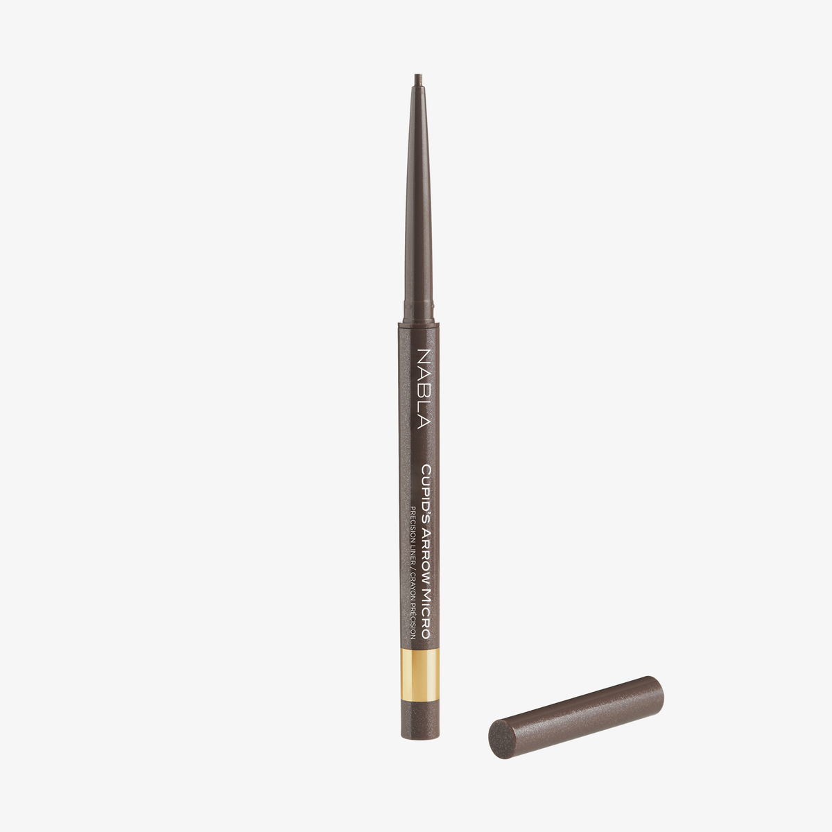 Grau-brauner Cupid's Arrow Micro Make-up-Stift in der Farbe Ash von NABLA Cosmetics vor weißem Hintergrund.