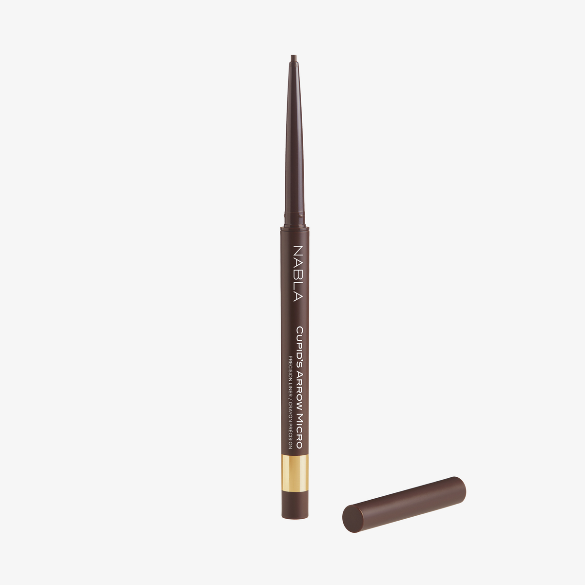 Ein „Cupid’s Arrow Micro“-Augenbrauenstift von NABLA Cosmetics in Braun mit goldenem Sockel und abgenommener Kappe auf weißem Hintergrund.