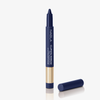 Blauer Liner Stift von NABLA mit goldener Banderole und abgeschraubter Kappe. Produktname „Cupid’s Arrow“ ist seitlich in Weiß aufgedruckt.