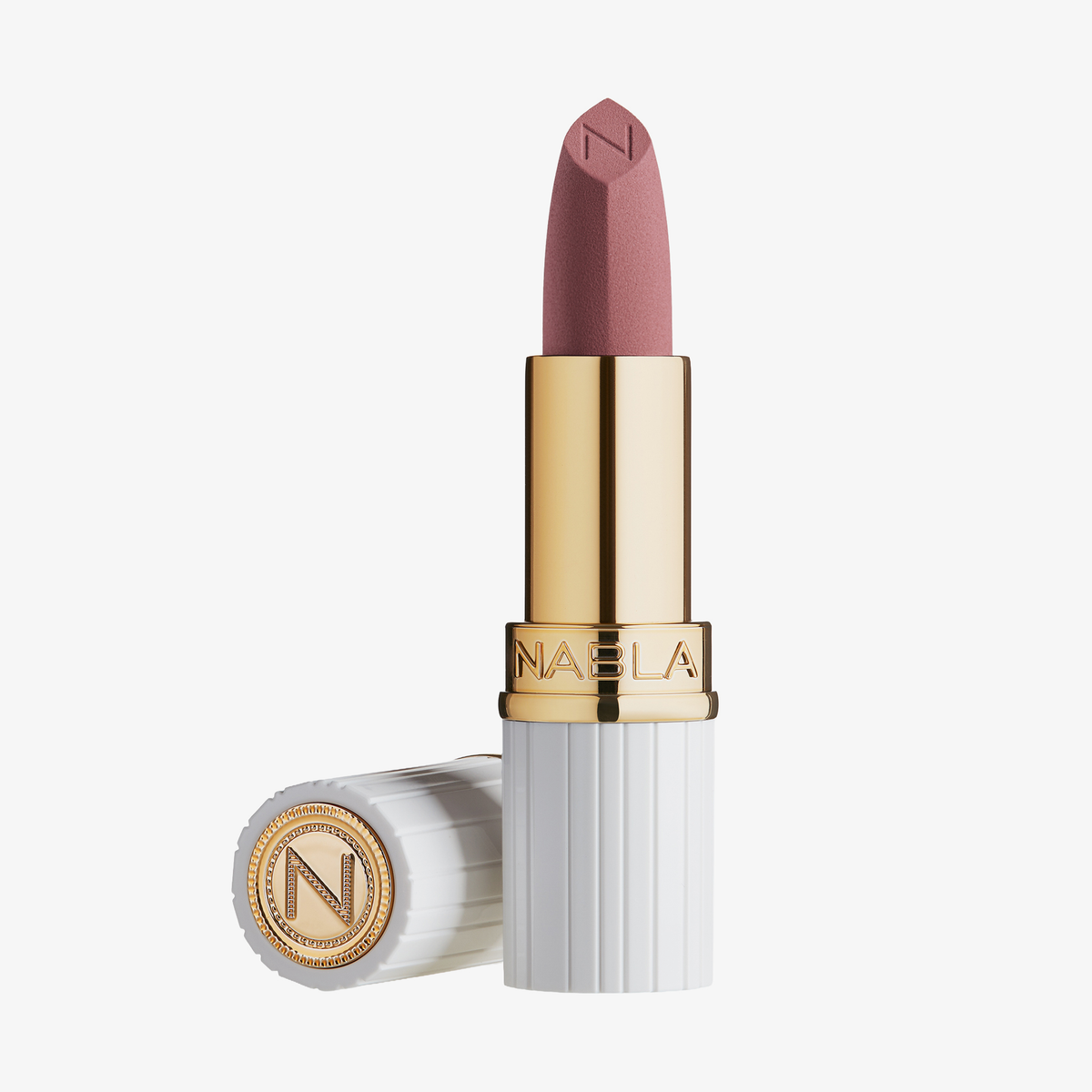 Der Matte Pleasure Lipstick von NABLA Cosmetics ist rosa in einer gold-weißen Tube mit einem geprägten N auf Lippenstift und Kappe.