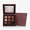 Geöffnete Side By Side Nude Palette Baby mit neun Nude-Tönen, platziert neben der geschlossenen Verpackung auf weißem Hintergrund.