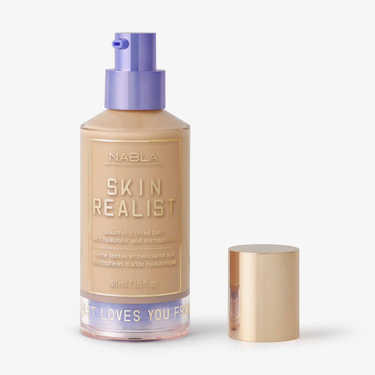 Eine Flasche Skin Realist Tinted Balm in der Farbe 2.5 Medium mit einem violetten Pumpspender und einem goldenen Deckel daneben.