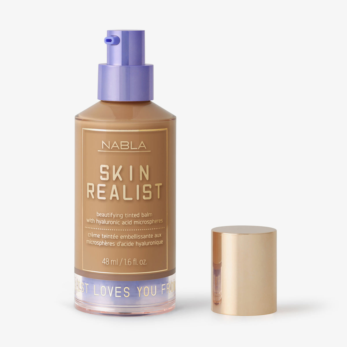 Eine Flasche Skin Realist Tinted Balm in der Farbe 3.5 Medium-Tan mit einem violetten Pumpspender und einem goldenen Deckel daneben.