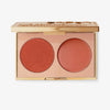 Das Blush Kompaktset „Two Reasons“ von NABLA kombiniert einen intensiven Himbeerrotton mit pudrigem Finish (links) mit einem kühlen Roséton in Cremeform (rechts) für ausdrucksstarke Looks.