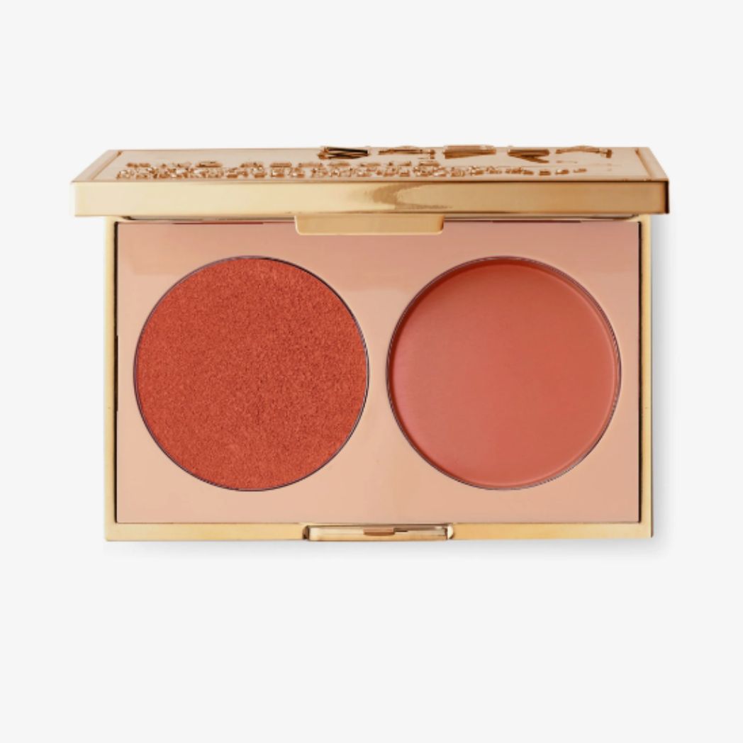 Das Blush Kompaktset „Two Reasons“ von NABLA kombiniert einen intensiven Himbeerrotton mit pudrigem Finish (links) mit einem kühlen Roséton in Cremeform (rechts) für ausdrucksstarke Looks.