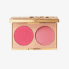 Das Blush Kompaktset „Two Reasons“ von NABLA vereint ein zartes Pink mit pudrigem Finish (links) und einen pastelligen Cremeton (rechts) für einen frischen, verspielten Effekt.
