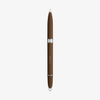 Der NABLA Cosmetics True Signature Eyeliner, ein doppelendiger brauner Stift mit silbernen Akzenten, steht senkrecht vor einem weißen Hintergrund.