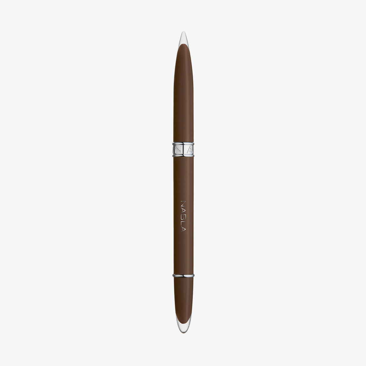 Der NABLA Cosmetics True Signature Eyeliner, ein doppelendiger brauner Stift mit silbernen Akzenten, steht senkrecht vor einem weißen Hintergrund.