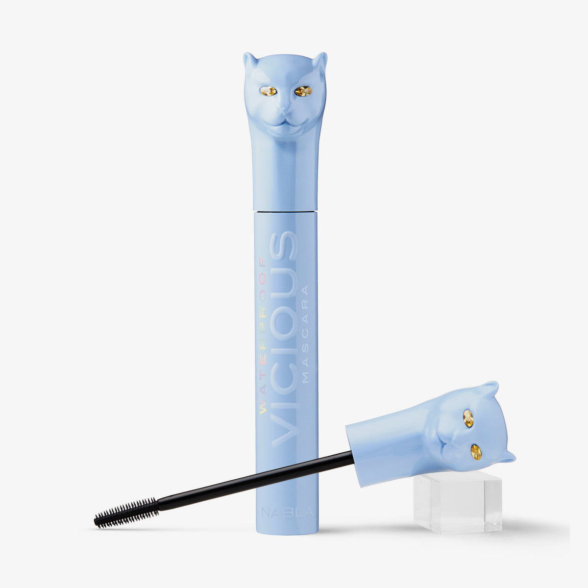 Hellblaue Tube Vicious Mascara Waterproof mit einer katzenförmigen Kappe mit gelben Augen.