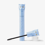 Hellblaue Tube Vicious Mascara Waterproof mit einer katzenförmigen Kappe mit gelben Augen.