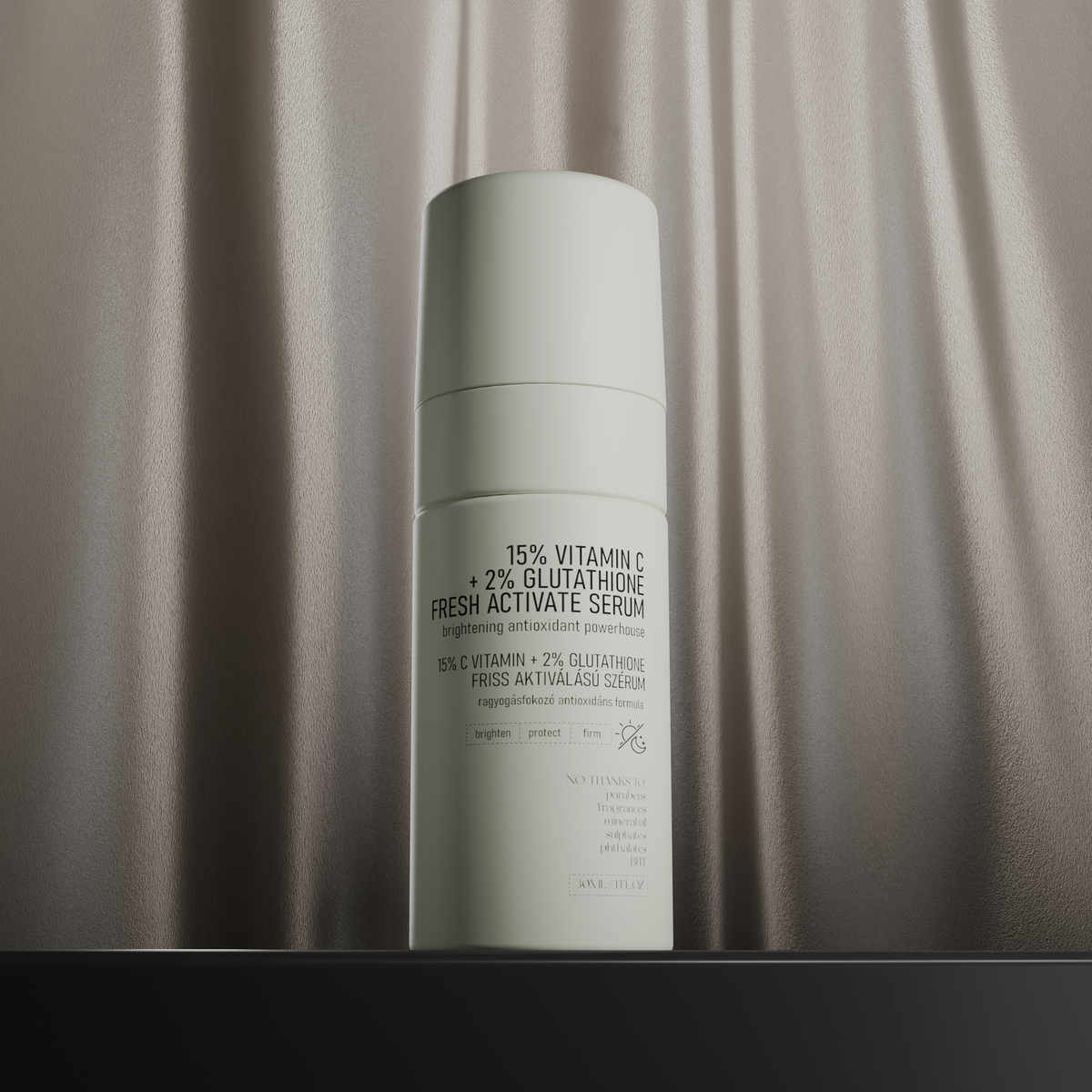 NERDS. 15% Vitamin C + 2% Glutathion Fresh Active Serum auf einer dunklen Oberfläche mit einem seidigen beigen Hintergrund.