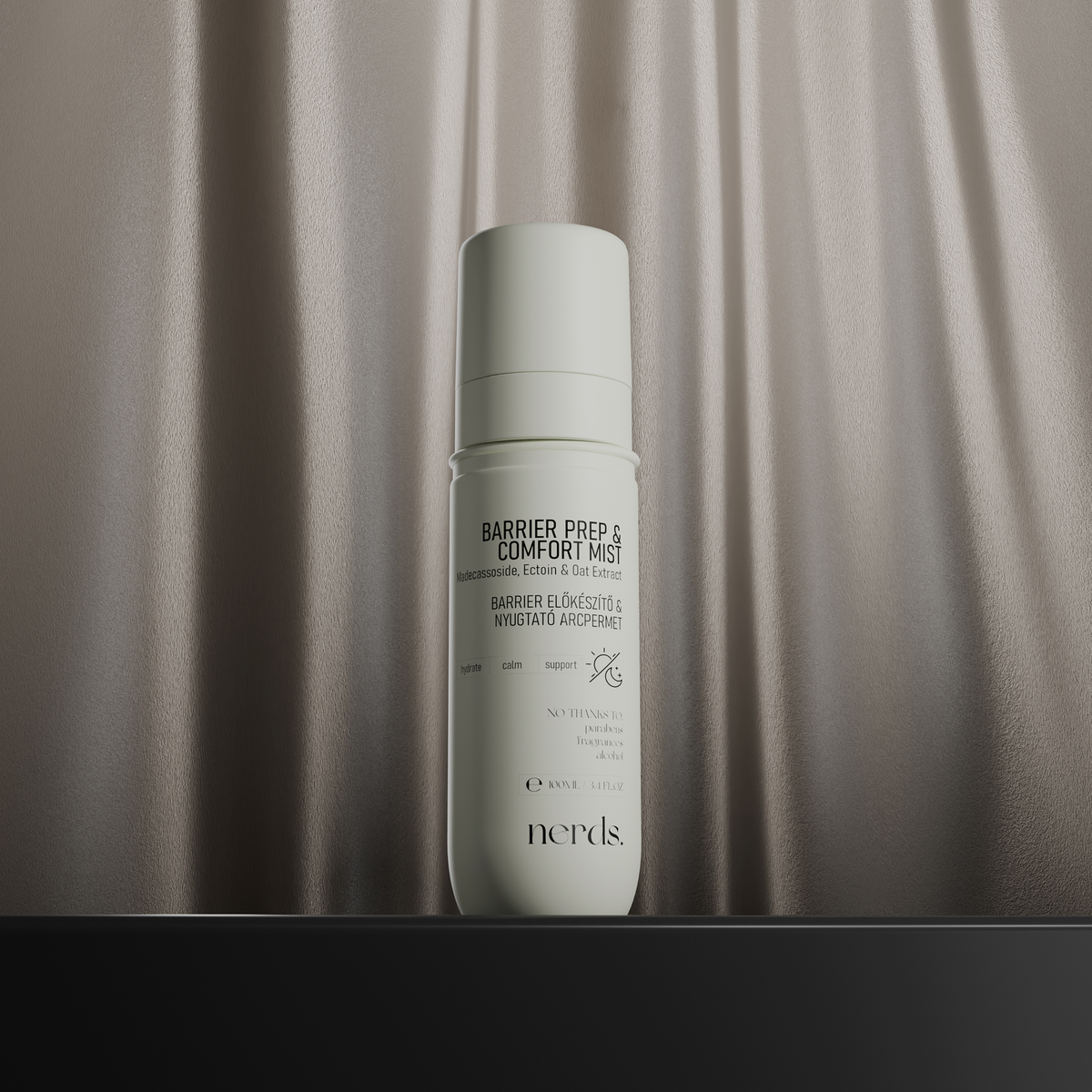 Eine weiße Flasche von NERDS. Barrier Prep & Comfort Mist steht auf einer schwarzen Oberfläche mit einem satinierten Hintergrund.