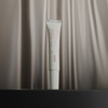 Eine Tube der NERDS. Peptide + Hyaluronic Acid Lip Treatment steht aufrecht vor einem seidig-beigen Stoffhintergrund.
