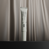 Eine Tube der NERDS. Peptide + Hyaluronic Acid Lip Treatment steht aufrecht vor einem Hintergrund aus seidig-beigem Stoff.