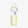 Durchsichtige Flasche mit „Numbuzin No. 5+ Vitamin Boosting Essence Toner“, 200 ml, mit weißem Etikett und der fettgedruckten Aufschrift „5+“.